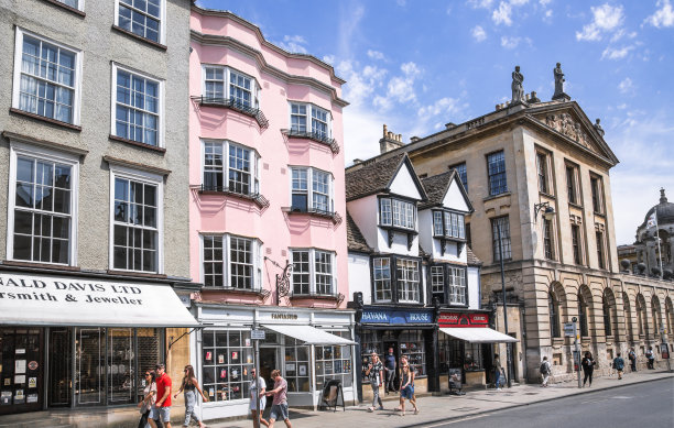 有商店、咖啡馆和行人的商业街景观图片下载