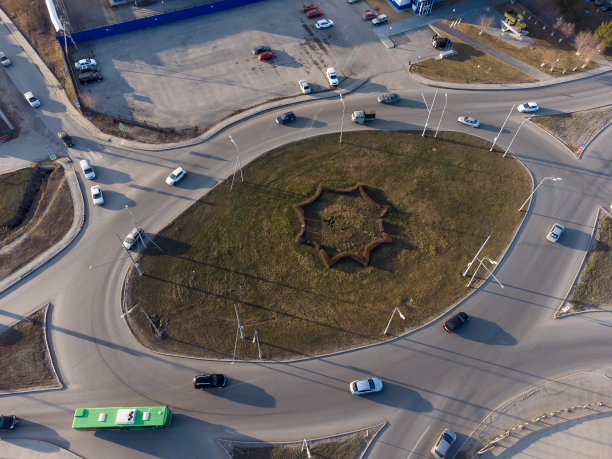 城市道路从空中交汇。秋明图片下载