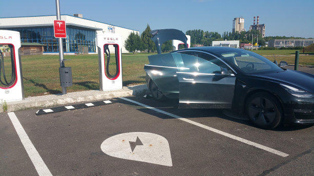 这是一辆黑色特斯拉Model 3双电机远程充电的静态照片。没有其他车图片下载