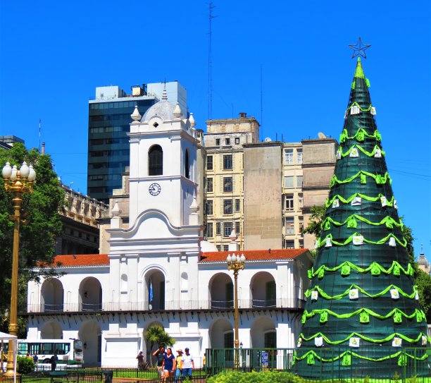 圣诞树和卡比尔多大厦。图片下载