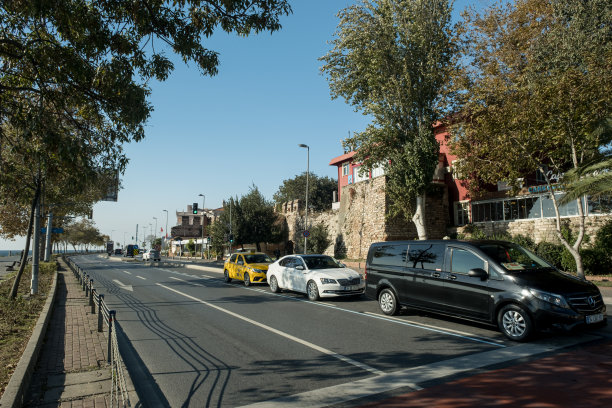 伊斯坦布尔法提赫的一条街道。在伊斯坦布尔拍摄的社论。图片下载