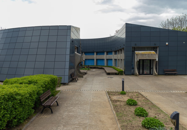 照片外的博物馆在马拉塞斯蒂，展示了现代建筑的蓝色建筑图片下载