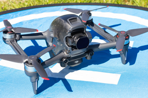 俄罗斯莫斯科- 2021年5月30日:特写图片，新的空中DJI FPV无人机在飞行降落台上。顶部前视图无人机四旋翼，4K 60 fps数码相机和遥控器。在阳光明媚的夏日旅行图片下载