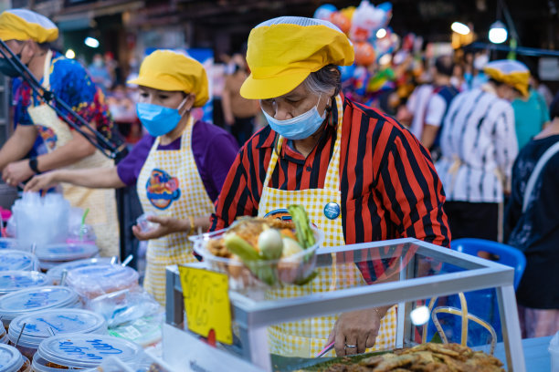 泰国芭提雅，Naklua夜市有很多街头小吃，当地的泰国市场有卖食物的Naklua夜市的人图片下载