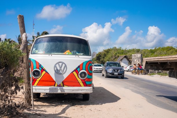 封闭的装饰食品卡车停在路边，由移动的汽车和自行车图片下载