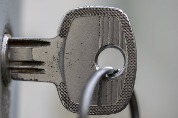 荷兰阿姆斯特丹，一把钥匙插在锁里的微距照片图片下载