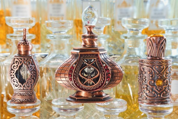 选择性聚焦到一组复古华丽的东方香油瓶近距离模糊香水店陈列。不同的阿拉伯香薰瓶。图片下载