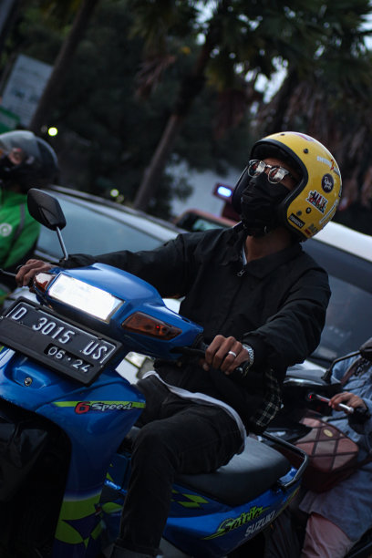 下午经过万隆巴斯德地区一个十字路口的长曝光照片。图片下载