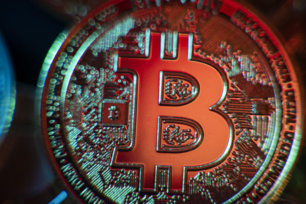 比特币、狗狗币和以太坊等加密货币代币的俯视横版照片图片下载