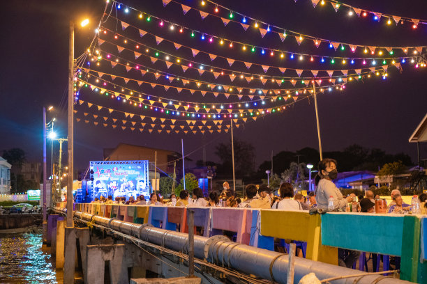 泰国芭提雅的纳克洛亚夜市有很多街头小吃，当地的泰国市场有卖纳克洛亚夜市食物的人图片下载