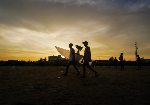 西尔胡特年轻人的风筝股票照片图片下载