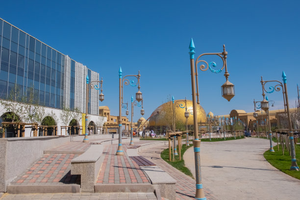 人们走在土耳其城市的街道上。图片下载