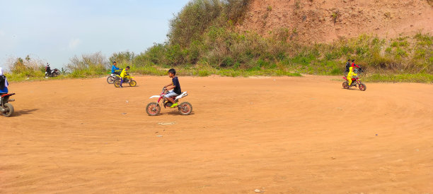 儿童骑摩托车照片图片下载