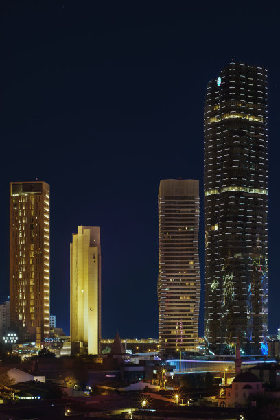 夜景中的西北风和艾格佩拉塔。图片下载