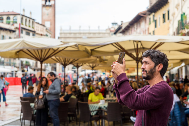 一位新游客用手机拍下了令人惊叹的照片，然后发给家人。图片下载