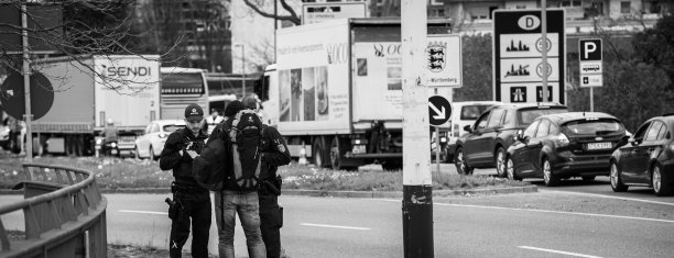 警察在凯尔过境点检查来自法国的旅行许可人员图片下载