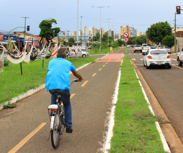 骑自行车的人骑在Via Morena自行车道上图片下载
