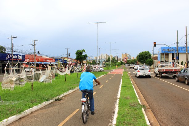 骑自行车的人骑在Via Morena自行车道上图片下载