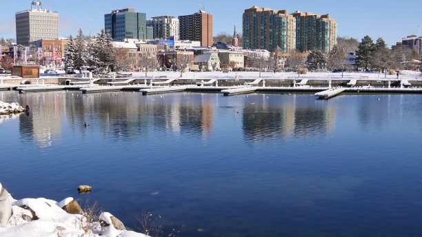 巴里是加拿大安大略省的一个城市。它位于肯彭费尔特湾岸边，是西姆科湖的西部分支图片下载