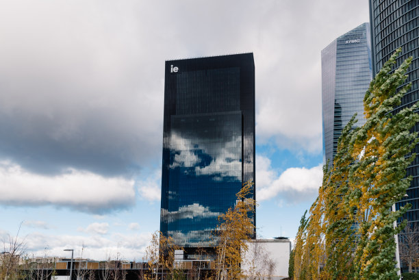 位于马德里Cuatro Torres商业区的IE大学摩天大楼图片下载