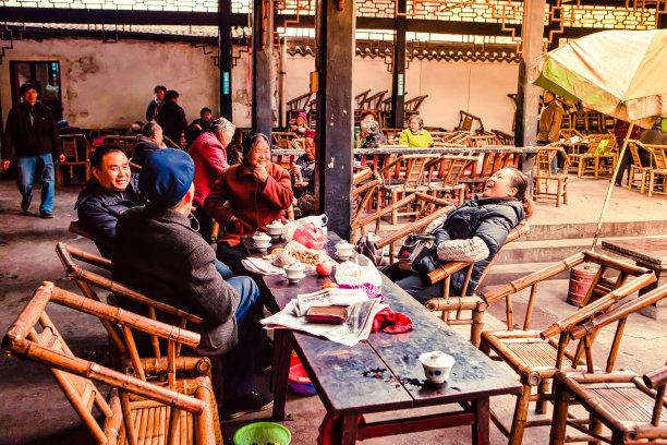 老人和茶在露台上图片下载