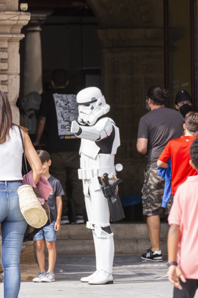 西班牙希洪;2021年7月3日:在西班牙城市举行的动漫展上，演员们穿着华丽的制服，尤其是帝国士兵，扮演星球大战中的角色图片下载