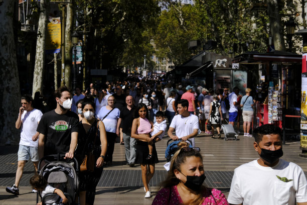 巴塞罗那兰布拉大街上的行人图片下载