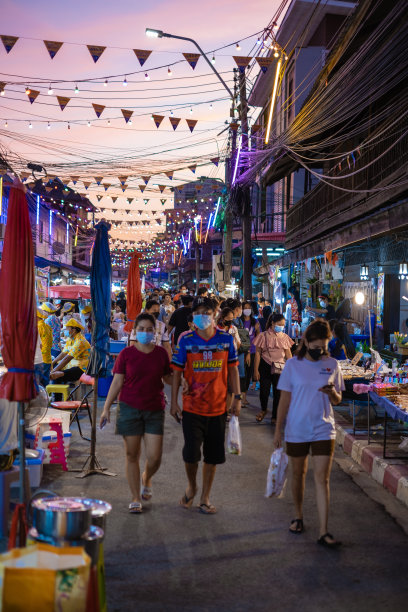 泰国芭提雅的纳克洛亚夜市有很多街头小吃，当地的泰国市场有卖纳克洛亚夜市食物的人图片下载