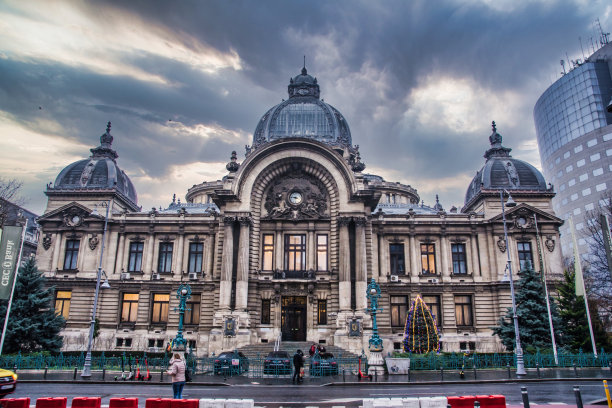 布加勒斯特市中心的旧银行办公室。罗马尼亚图片下载