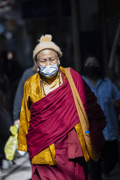 新德里的一位西藏僧侣图片下载