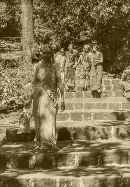 大约1974年:复古照片显示一群女人在Bhimashankar的Stapes前摆姿势图片下载