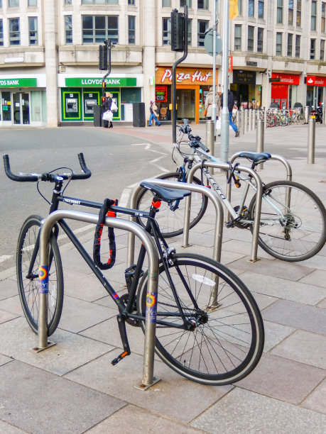被锁在市中心自行车架上的自行车图片下载