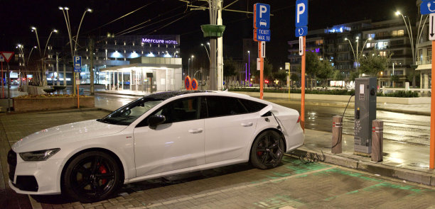 运动型奥迪电动汽车充电站图片下载