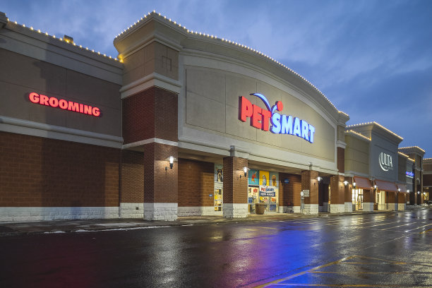 新哈特福德，纽约- 2022年1月23日:PetSmart店面和标识的水平视图图片下载