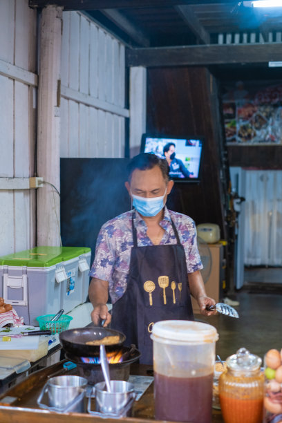 泰国芭提雅的纳克洛亚夜市有很多街头小吃，当地的泰国市场有卖纳克洛亚夜市食物的人图片下载