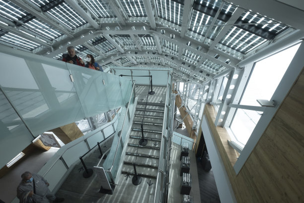 意大利库马约尔，比安科山Skyway的Pointe Helbronner车站内部的高角度视图图片下载