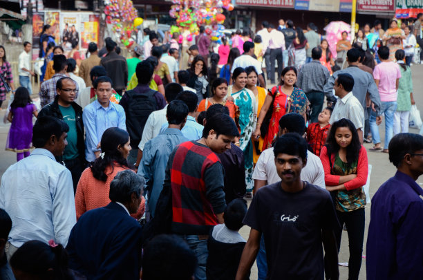 集市上走在路上的人群。印度拥挤的集市。街景照片中很多人都在忙着日常的生意。图片下载