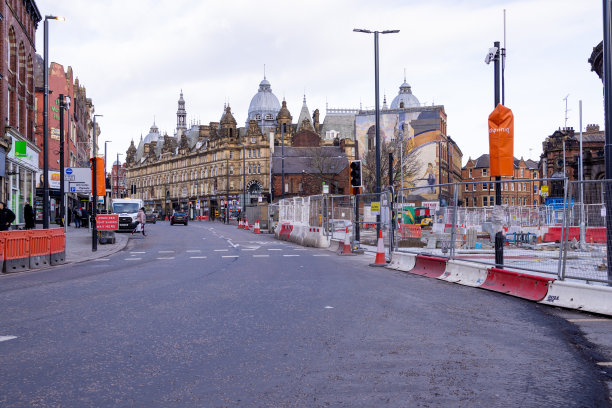 利兹市中心的照片显示利兹柯克盖特市场和道路的交通情况，主要道路工程正在市中心进行图片下载