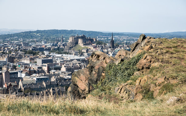 苏格兰爱丁堡古老的城市，从亚瑟坐，自然荷里路德公园。景色包括爱丁堡城堡图片下载