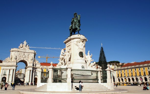 葡萄牙里斯本商业广场中心的国王何塞一世骑马雕像图片下载