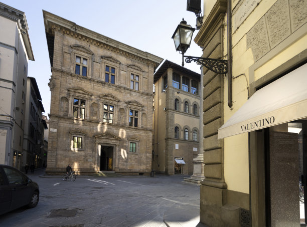 意大利佛罗伦萨的华伦天奴品牌店图片下载