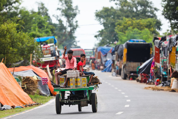 2021年印度西孟加拉邦洪水：难民营里玩耍的孩子们图片下载