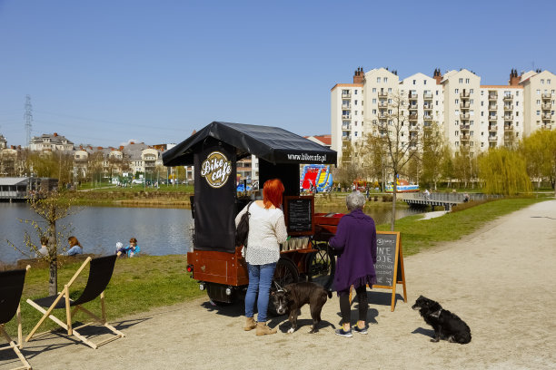 高克劳住宅区湖边的一辆餐车图片下载