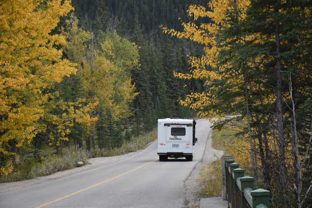 加拿大阿尔伯塔省的贾斯珀，路上的露营拖车场景图片下载