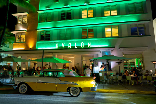 晚上的照片，一辆经典的汽车停在阿瓦隆酒店海洋大道外图片下载