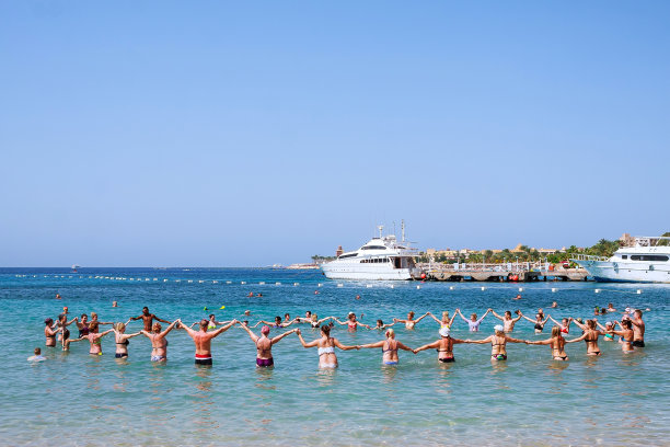 一群人在红海做水中健身操图片下载