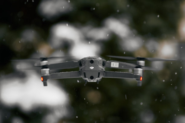 DJI Mavic 2 Pro，在湿雪条件下飞行。DJI Mavic 2 Pro是市场上最便携的无人机之一，配有哈苏布莱德相机。07.12.2018罗斯托夫,俄罗斯图片下载