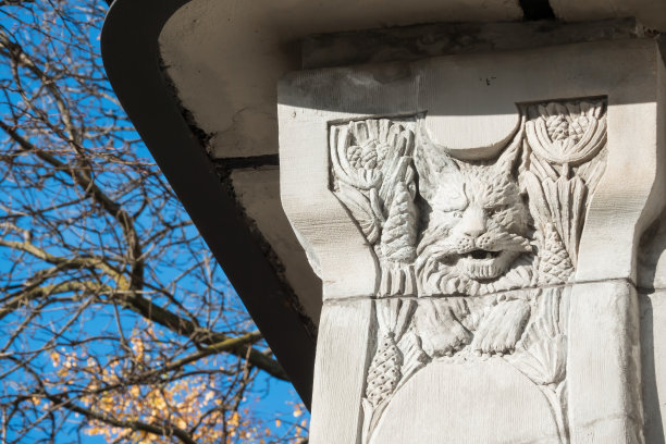 俄罗斯圣彼得堡，2021年10月17日:新艺术风格房屋立面的装饰元素。带着咆哮小跑的浅浮雕。Kamennoostrovsky前景,1图片下载