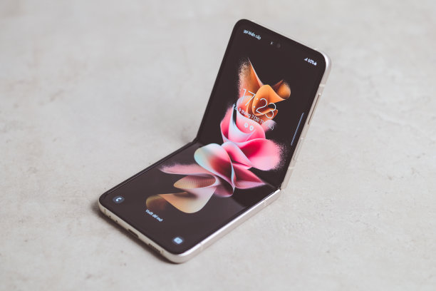 桌上有手机的花朵特写镜头图片下载