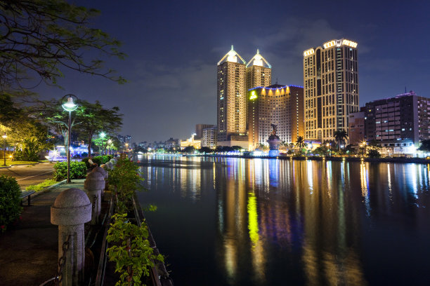 台湾高雄“爱江”夜景。图片下载